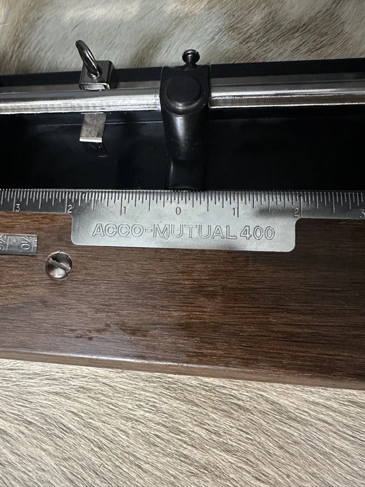 Punzón de 3 agujeros ACCO Mutual 400 acero de alta resistencia DE COLECCIÓN grano de madera ajustable Foto 2 de 4