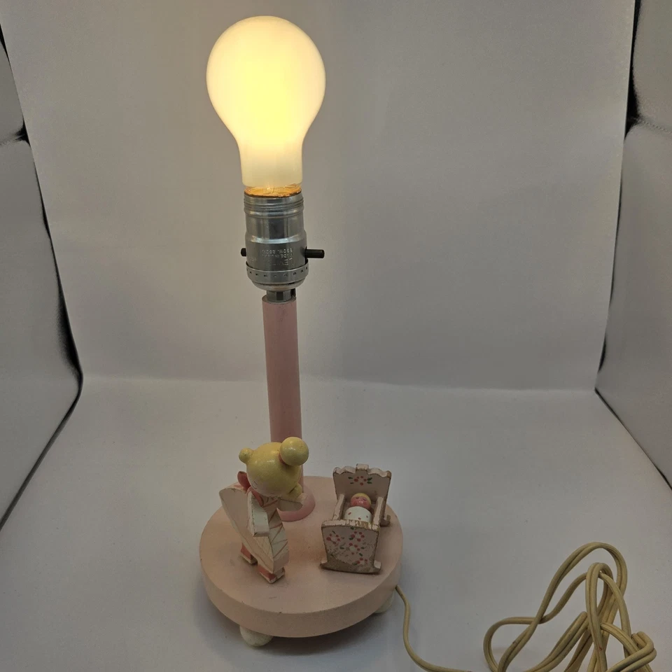 Lámpara vintage para bebé Plastics Inc. Lámpara de madera rosa mamá cuna bebé Foto 4 de 4