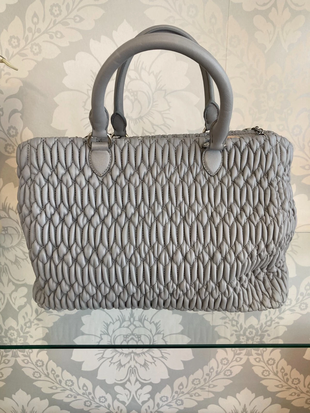 MIU MIU Borsa a mano borsa a tracolla MIU nappa grigia trapuntata in pelle cristallo $3450