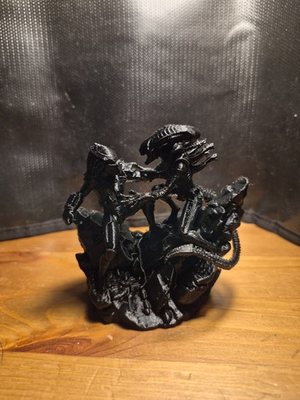 #ad Alien vs Predator Figurine Sci Fi Collectible Diorama $28.99