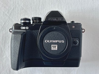 Olympus OM-D E-M10 Mark II + ECG-3 Griff   4800 Auslösungen