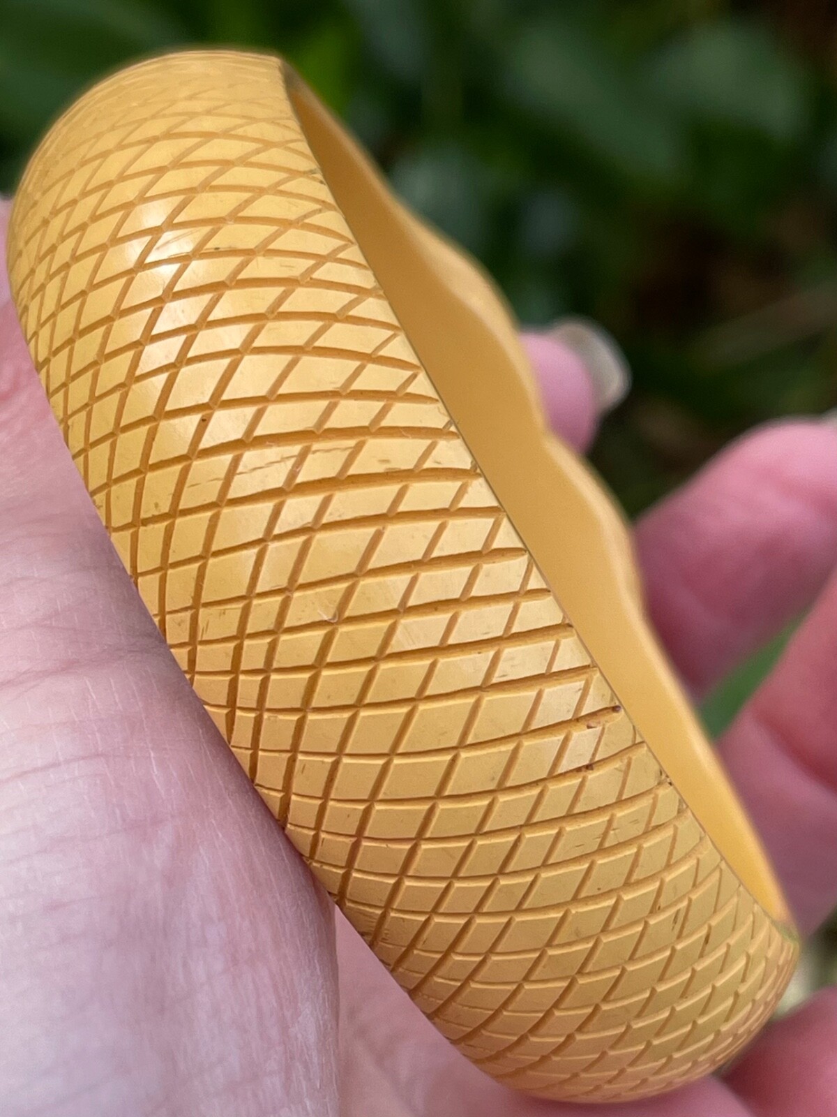 Bakelite snake scale pattern bangle bracelet vint… - image 7