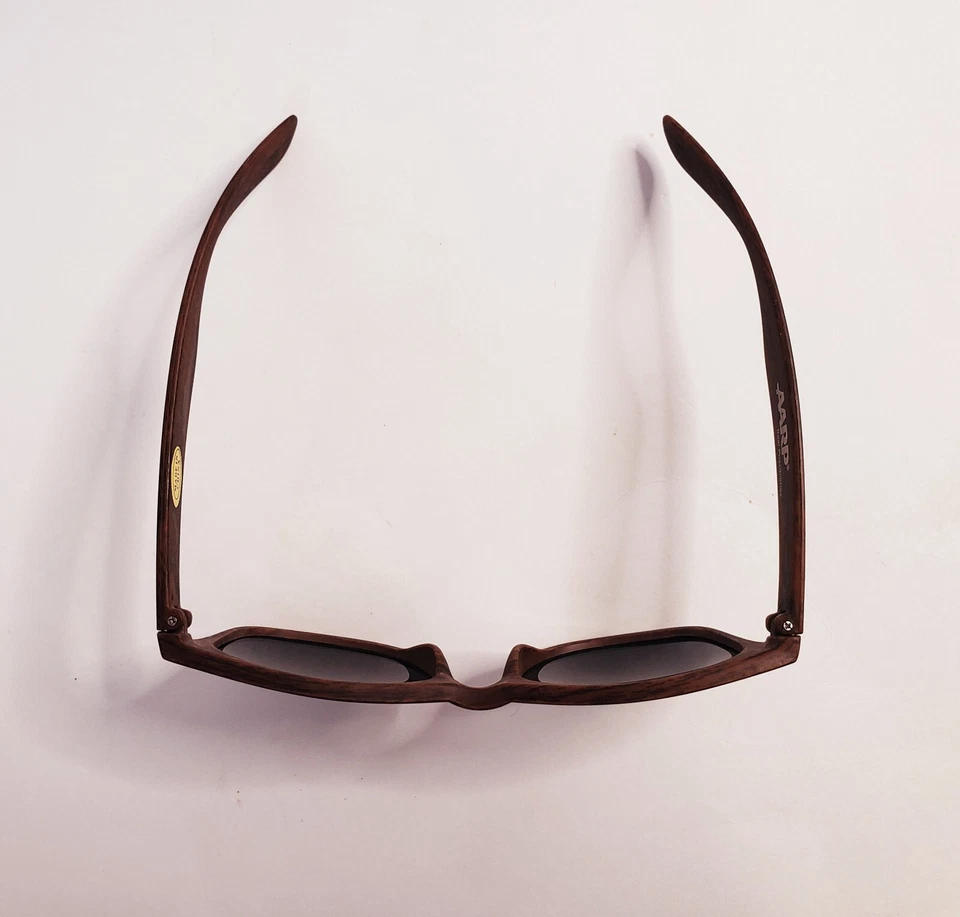 Gafas de sol de diseño de madera de nogal sintético con marco de plástico revestimiento de protección UV  Foto 3 de 4