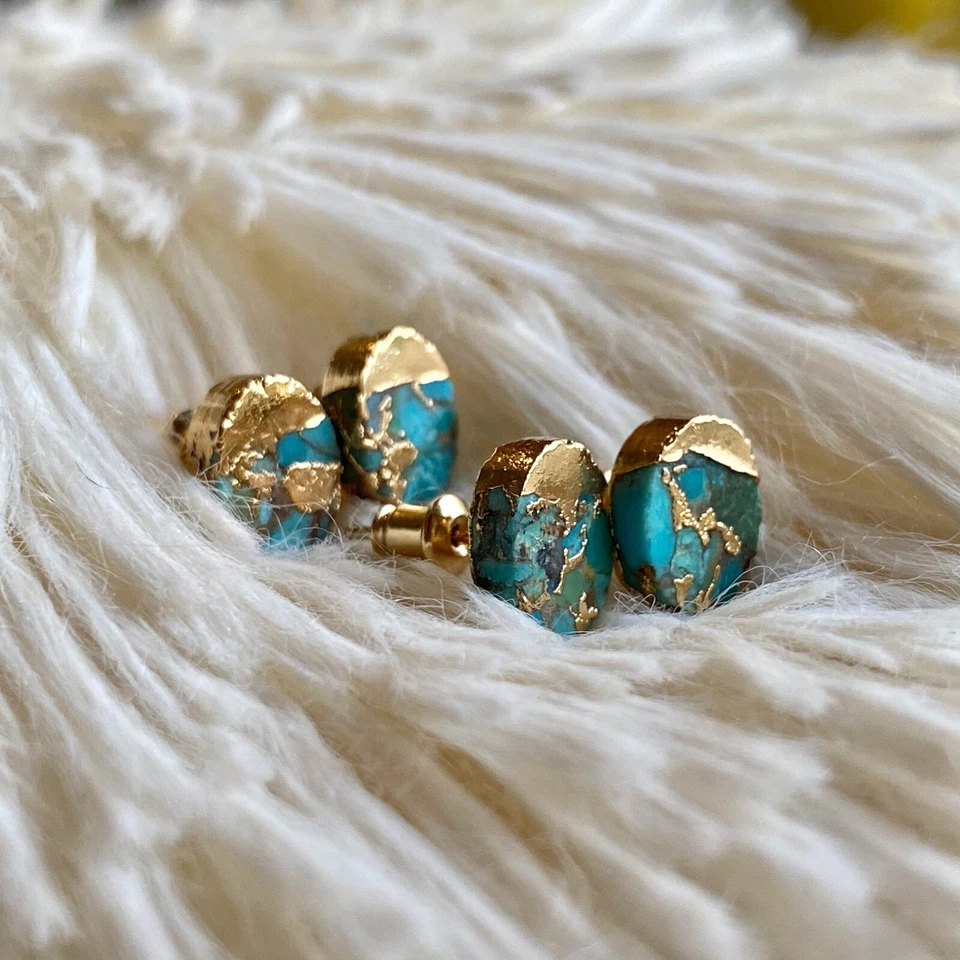 Pendientes de piedra turquesa natural enchapados en oro con piedras preciosas azules hechos a mano Foto 3 de 3