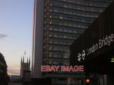 FOTO LONDON BRIDGE STATION UND EIN BLICK AUF DIE SOUTHWARK CATHEDRAL SE1 2007