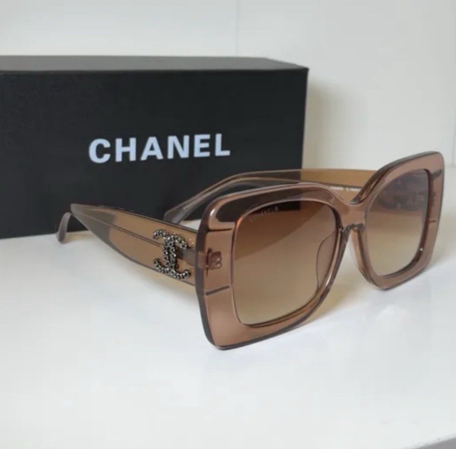 CHANEL Oversized Square Brown Gradient Logo - Message before purchasing