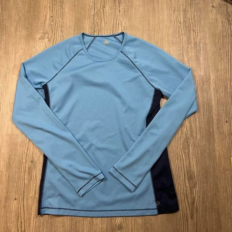 alo-yoga long sleeve workout athletic running shirt