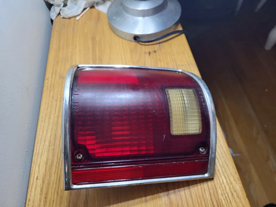 Chevy K5 Blazer C10 1973-1987 luz trasera pasajero derecho bisel y lente OEM Foto 2 de 4