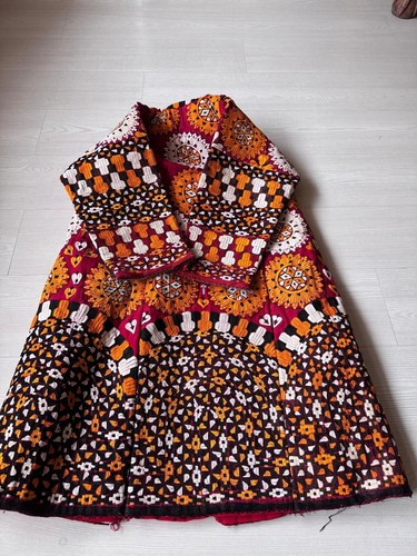 Cappotto turkmeno in seta ricamato e chapan, antico caftano, copricapo, seta - Foto 9 di 10