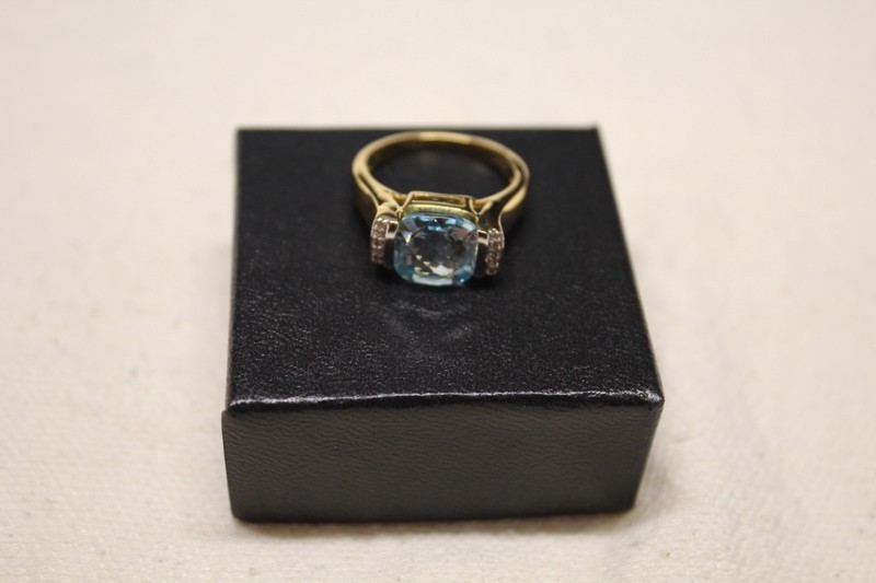 Woman’s Wonderful Sterling Silver Topaz Size 7 Ring NIB 