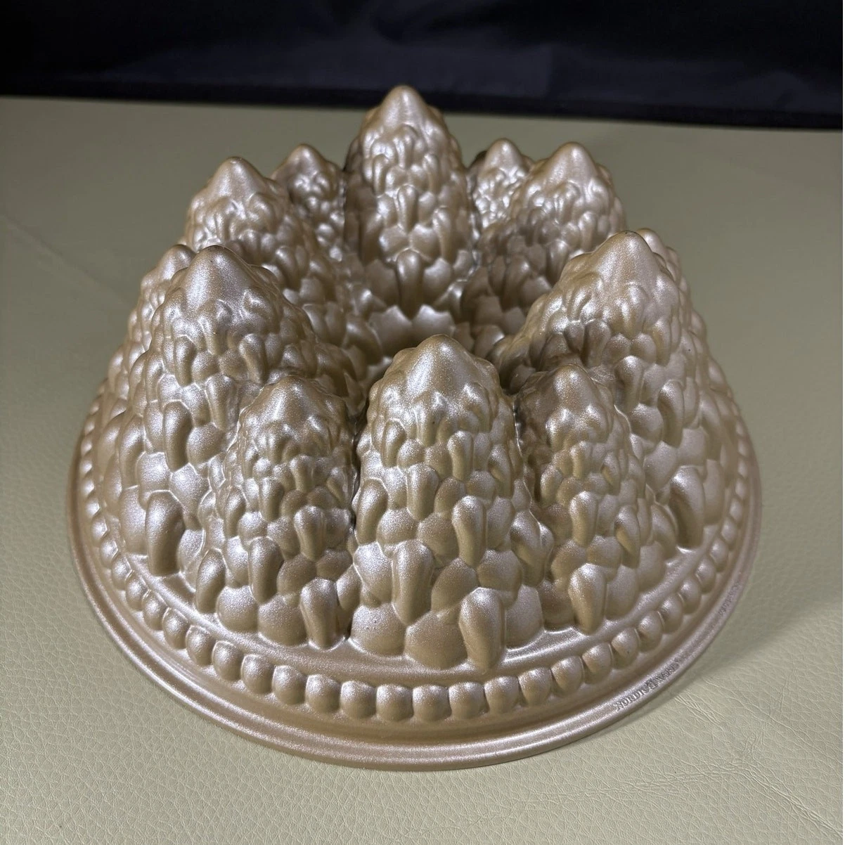 Holiday Tree Bundt Pan 9 Cups 2.13 LI Nordic ware