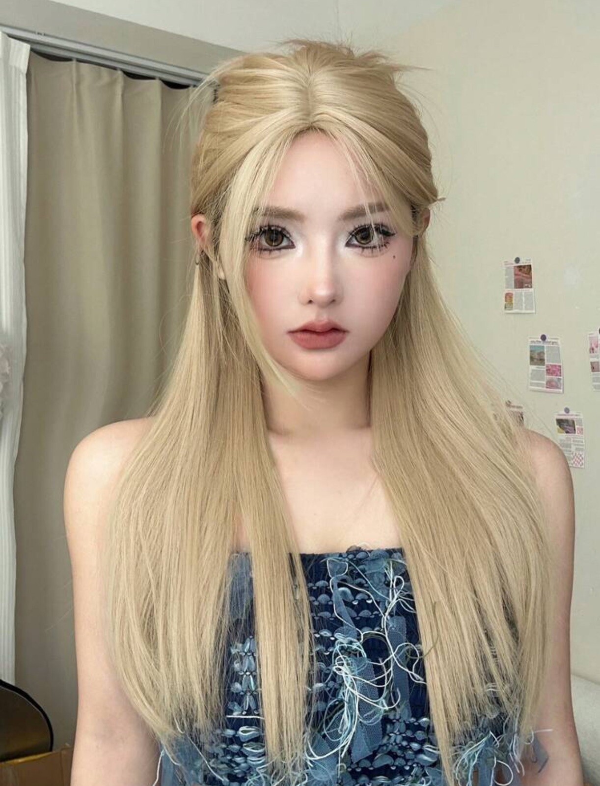 Perruque blonde dorée lisse 60cm avec frange et 4 bonnets inclus