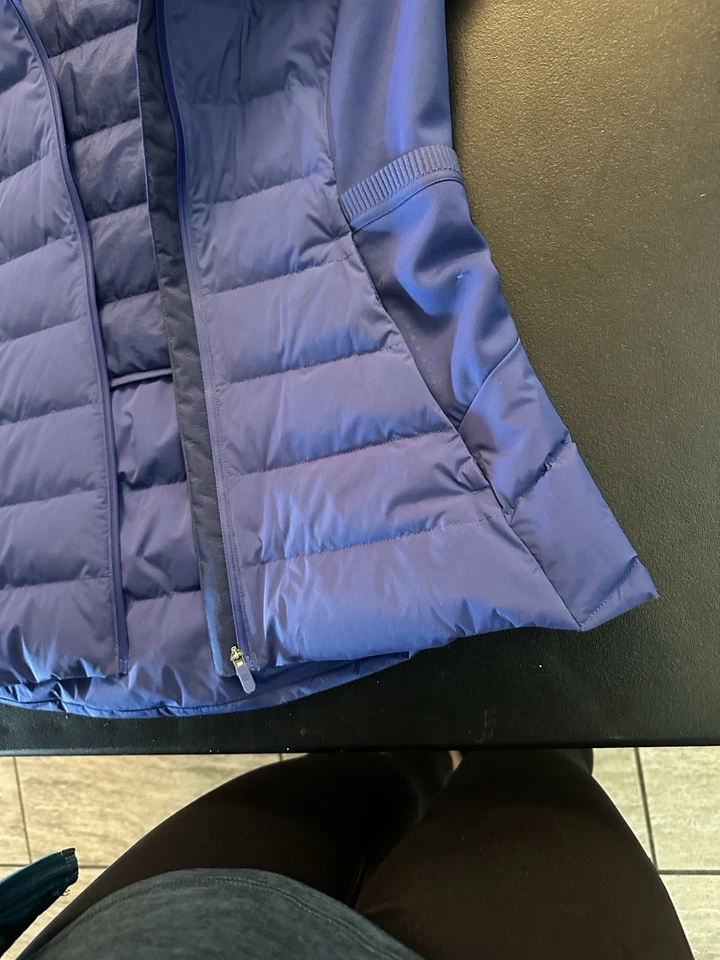 Chaqueta de Correr Talla 4 Lululemon Down for it All Puffer en "Night Diver" Foto 4 de 4