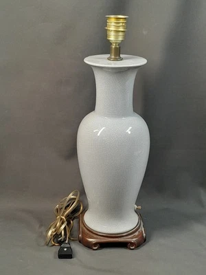 Grande Lampe De Table Orientale En Porcelaine Chinoise Craquelée Et Base En Bois - Photo 1/4