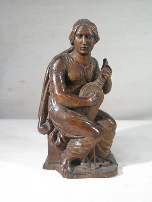 ANCIENNE JOLIE SCULPTURE EN BOIS FEMME JOUANT DE LA GUITARE EPOQUE XVIII ème - Photo 1/2