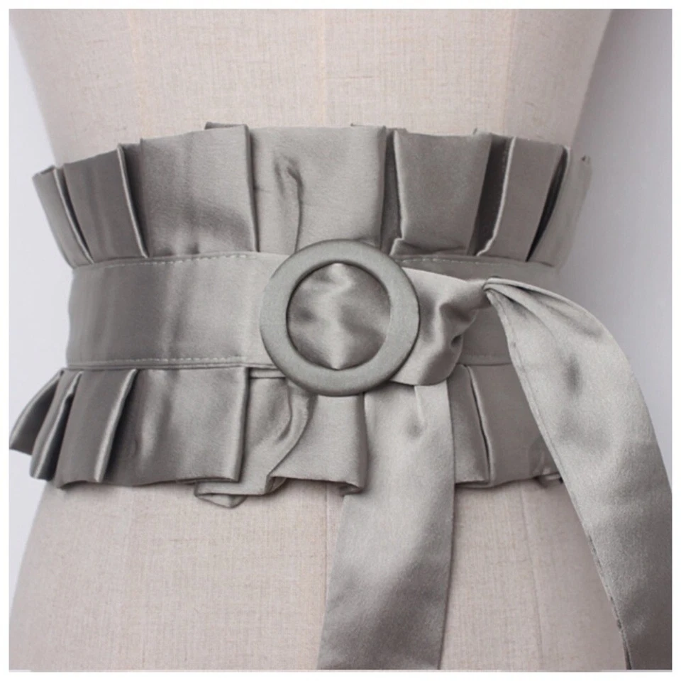 Cinturón satinado plisado hecho a mano platino Foto 2 de 4