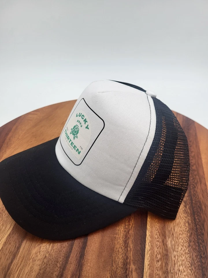 Gorra Lucky Thirteen 2023 Malla de Golf Trasera Blanca/Negro Snapback The Gliddens Collector Foto 3 de 4