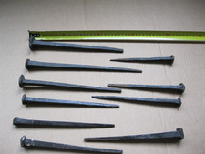 LOTTO 10 ANTICHI CHIODI  FORGIATI A MANO IN FERRO BATTUTO FORGIATO.