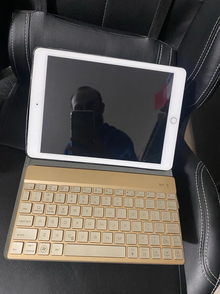 Apple iPad (6th generation) · 128GB · Cellular, foto 4 di 5