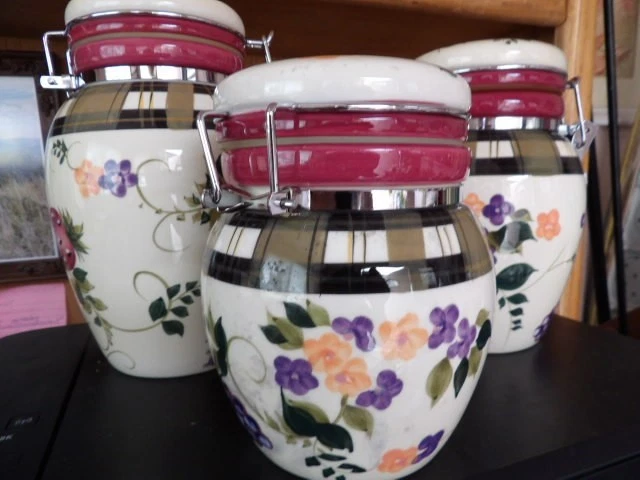 Juego de 3 latas Oneida Strawberry Plaid tapas de bloqueo pintadas a mano florales y frutales Foto 2 de 4