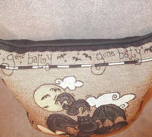 De Colección La Alfombra Granero Gone Batty Tapiz Almohada Halloween Acento Decoración Luna Gótico Foto 3 de 4