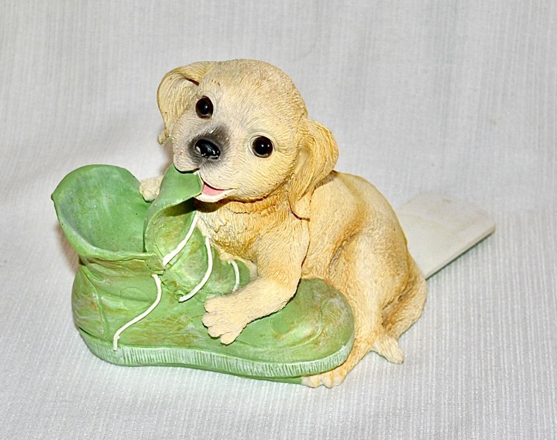 Hallow hefty cute dog with shoe figurine key hideaway 32 oz 5x5.5x3 in