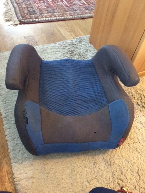 Sitzerhöhung blau für's Auto.Gebrauchter Zustand aber intakt.