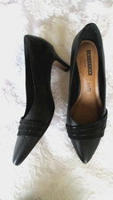 CLARKS COLLECTION 7M Black Pointed Toe Shiny Wrap Detail Vamp HEEL PUMPS EUC
