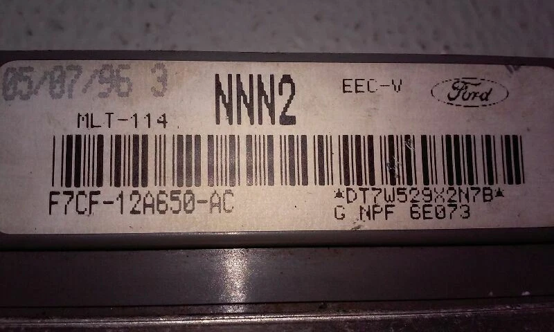 Módulo de control electrónico ECM del motor Ford ESCORT 1997-99 debajo del tablero central Foto 3 de 4