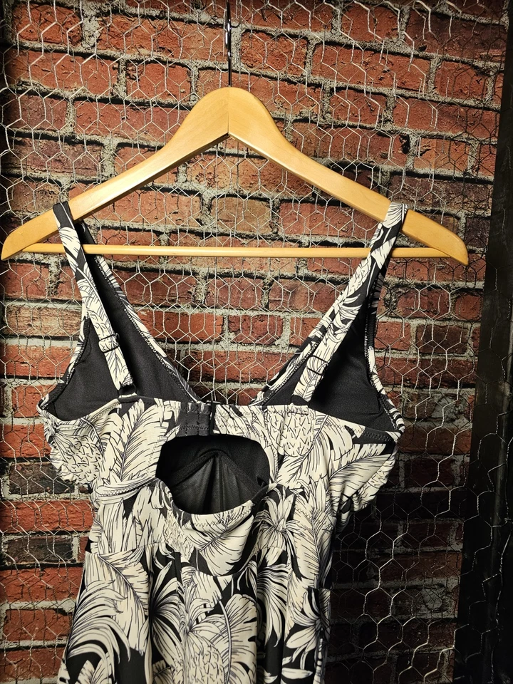 Old Navy Women's One Piece Swimsuit, Skirt, Black/White, Size M (Fits Smaller M) - Image 4 of 4