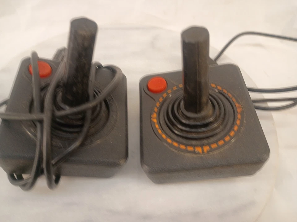 Juego de 2 controladores joystick ATARI 2600 OEM - sin probar Foto 2 de 4