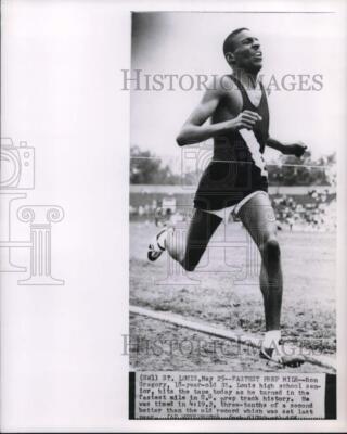 1956 Press Photo Ron Gregory runs U.S. Prep Track Fastest Mile in St ...