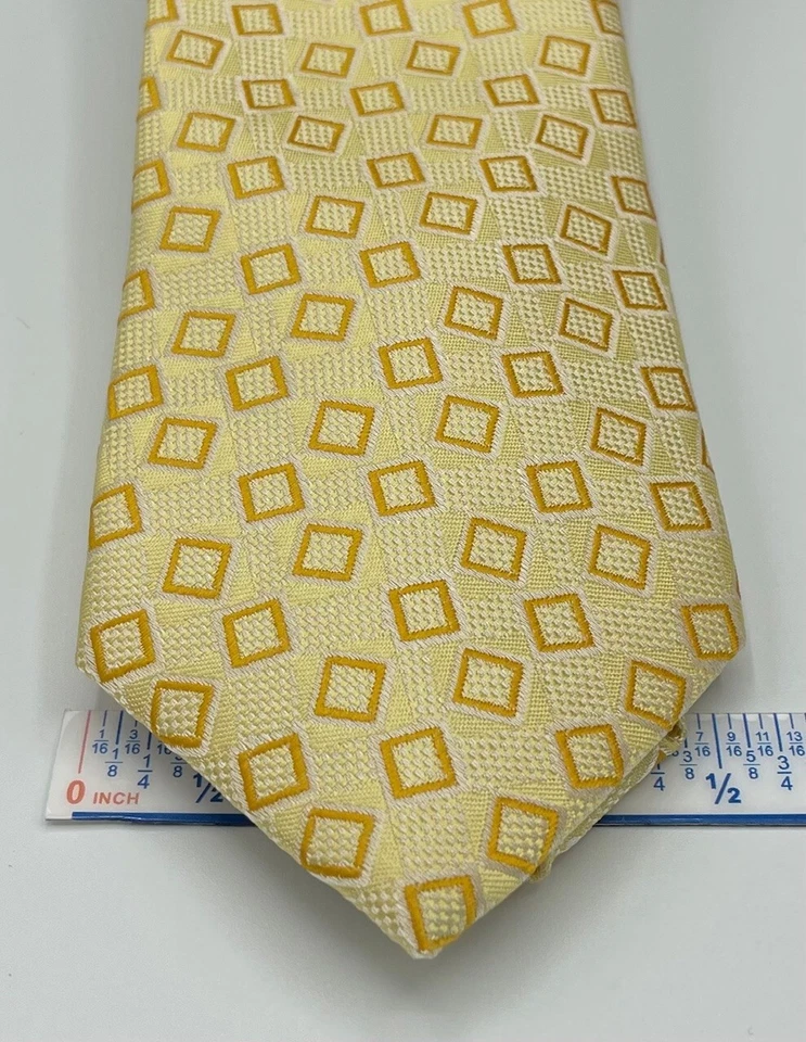 Corbata ALFANI para hombre 100 % poliéster ~ amarilla ~ patrón geométrico ~ NUEVA PRECIO DE VENTA SUGERIDO POR EL FABRICANTE: $55. Foto 3 de 3