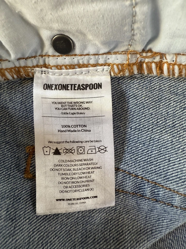 Falda vaquera de una cucharadita para mujer con corte de botón lavado claro Daisy Duke denim talla 27 Foto 4 de 4