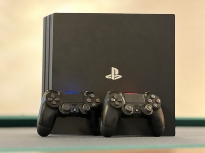 Sony PS4 Pro 1TB Konsole Schwarz CUH-7116B mit 2 Original-Controllern Dualshock