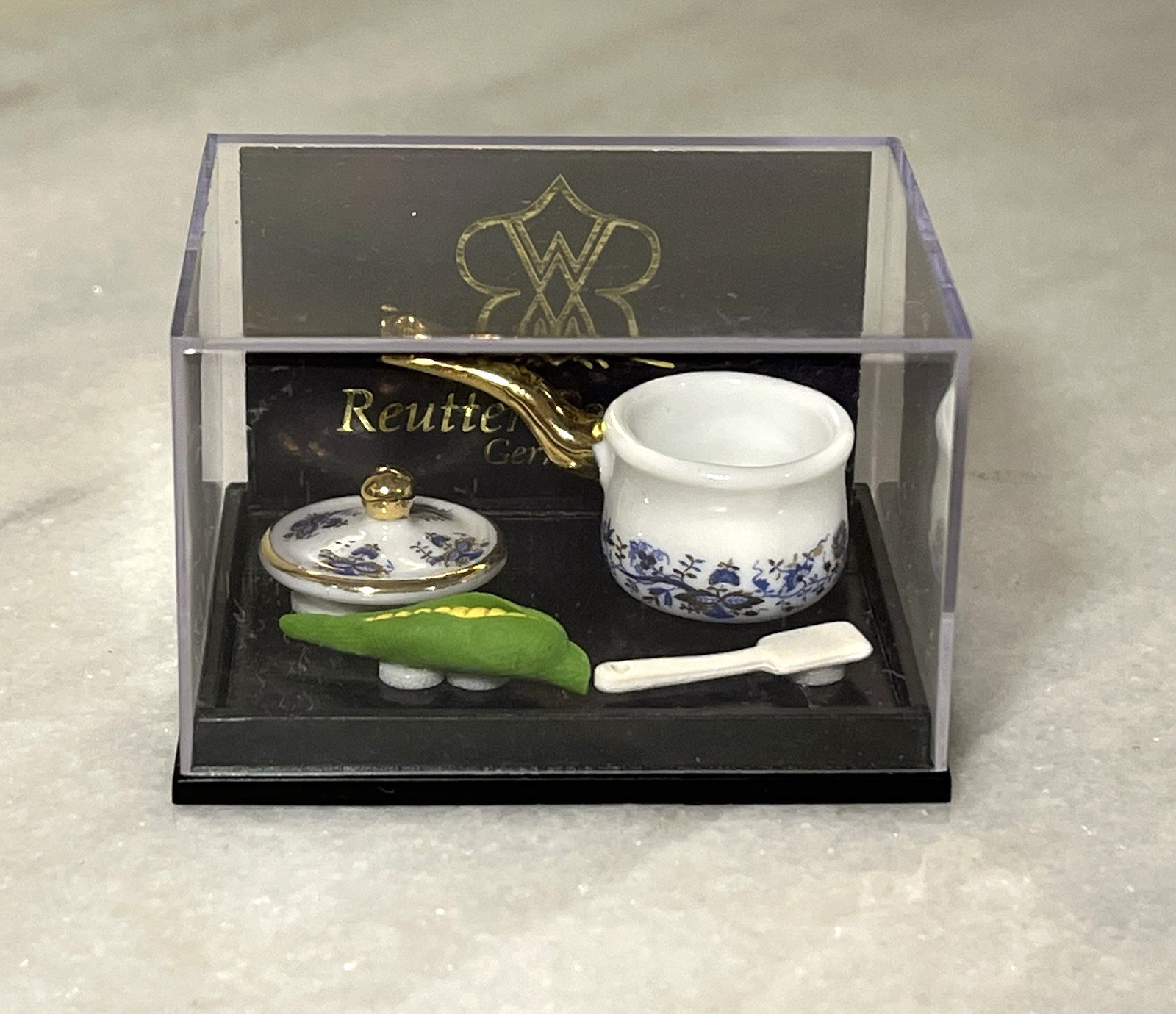 Reutter Porcelain Blue Onion Pot W/Spatula & Corn Dollhouse Miniature 1:12