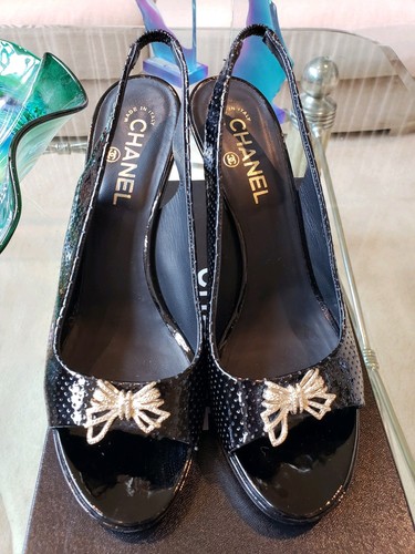$900 CHANEL BLACK PATENT LEATHER OPEN TOE PLATFORM SLINGBACK SANDALS GOLD BOW 40 - Picture 4 of 12