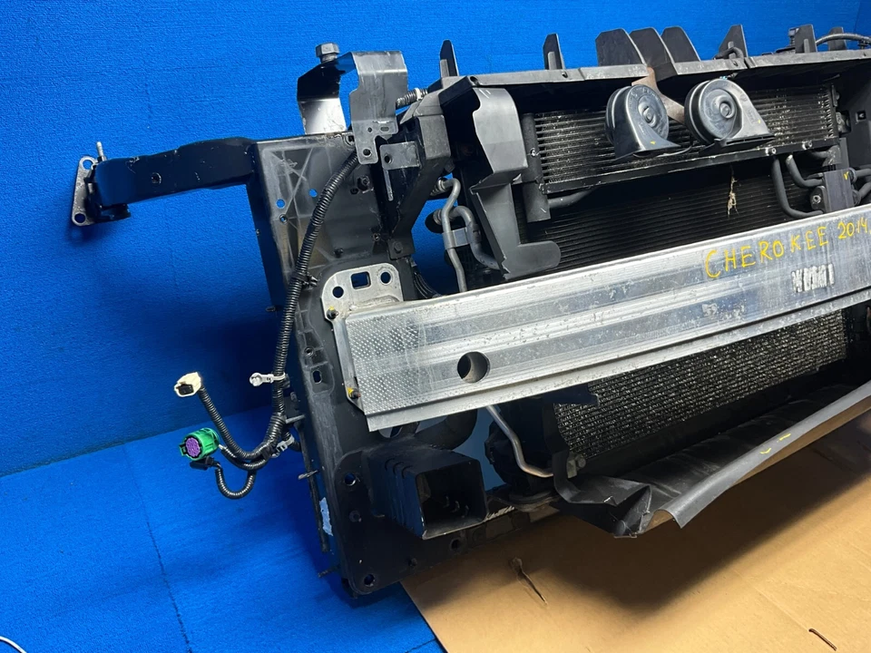 Jeep Cherokee 2014 corte delantero soporte radiador barras de refuerzo y montaje ventilador radiador OEM Foto 2 de 4