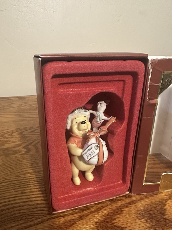 Lenox Disney Winnie the Pooh 2008 Pooh's Perfect Present Figurine 3"