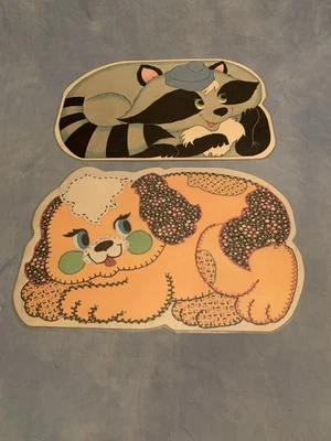 4x Vintage 70er Waschbär Nilpferd Katze Hund Kinder Neuheit wendbare abwischbare Vinyl Tischsets - Bild 1 von 4