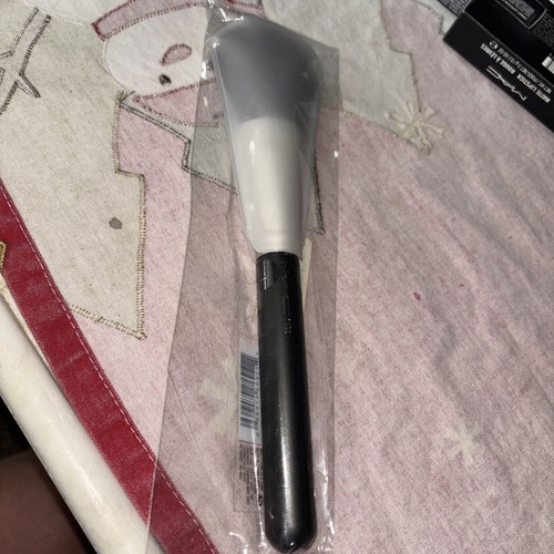 MAC 150 Synthetic Large Powder Brush 150s ~ New in Package $46.