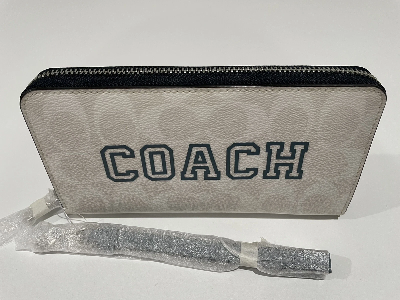 Portafoglio COACH lungo con zip in tela firmato con motivo Varsity CB856 Nuovo con etichette