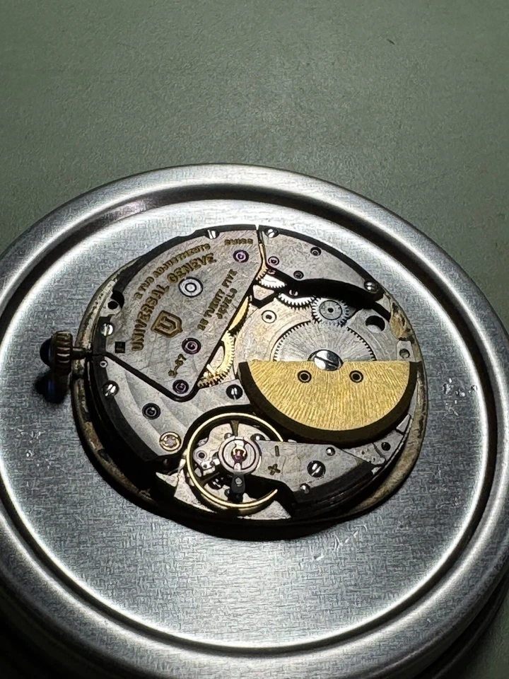UNIVERSAL GENEVE cal. 2-67 MICRO ROTOR MOVEMENT / GOLDEN SHADOW DIAL and CROWN - Image 2 of 4