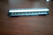 vagone verde passeggeri vintage con ruote in plastica senza marchio scala HO