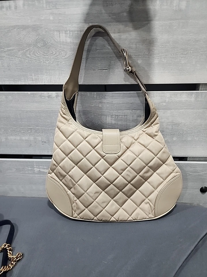 Bolso hobo Burberry bronceado acolchado Foto 3 de 4