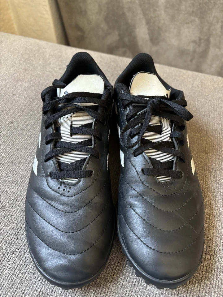 Zapatos de fútbol sala Adidas para niños talla 6 Foto 2 de 4