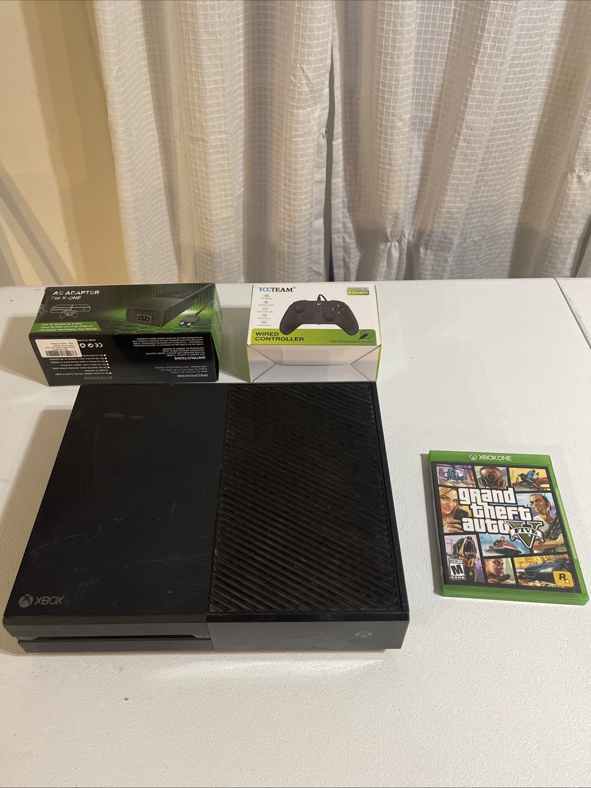 xbox one 500 GB bundle with brand new controller and game tested works great