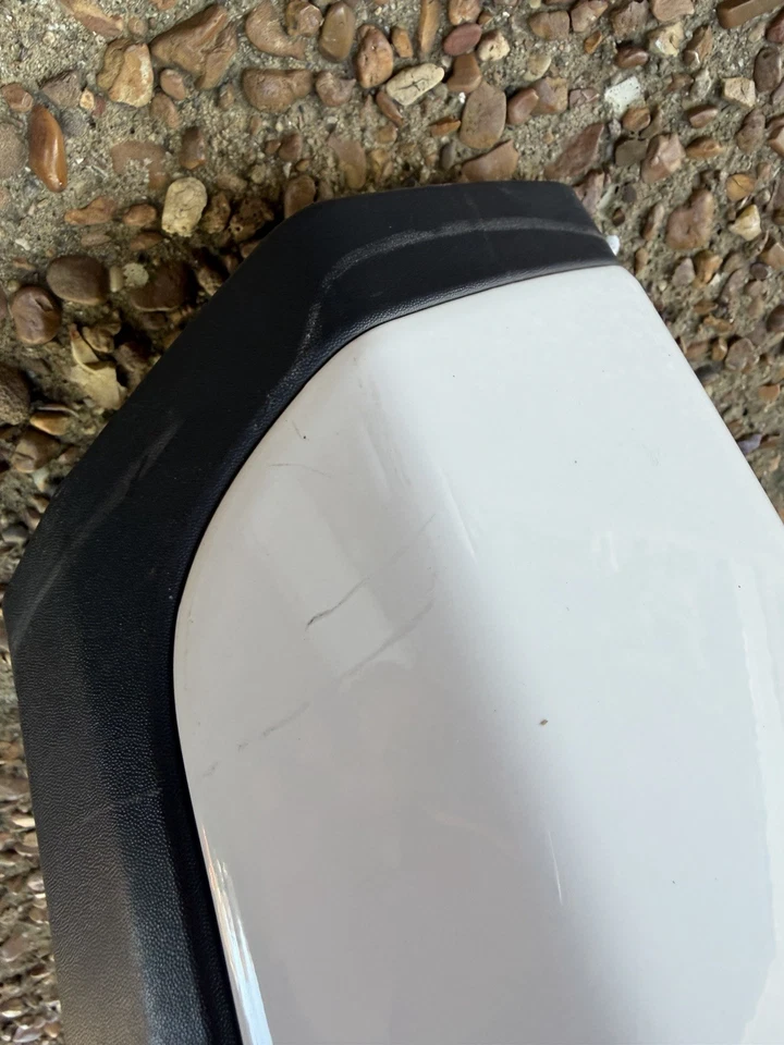 Jeep Wrangler JL 2018-2025 guardabarros deportivo acampanado pasajero trasero derecho blanco PW7 OEM Foto 3 de 4