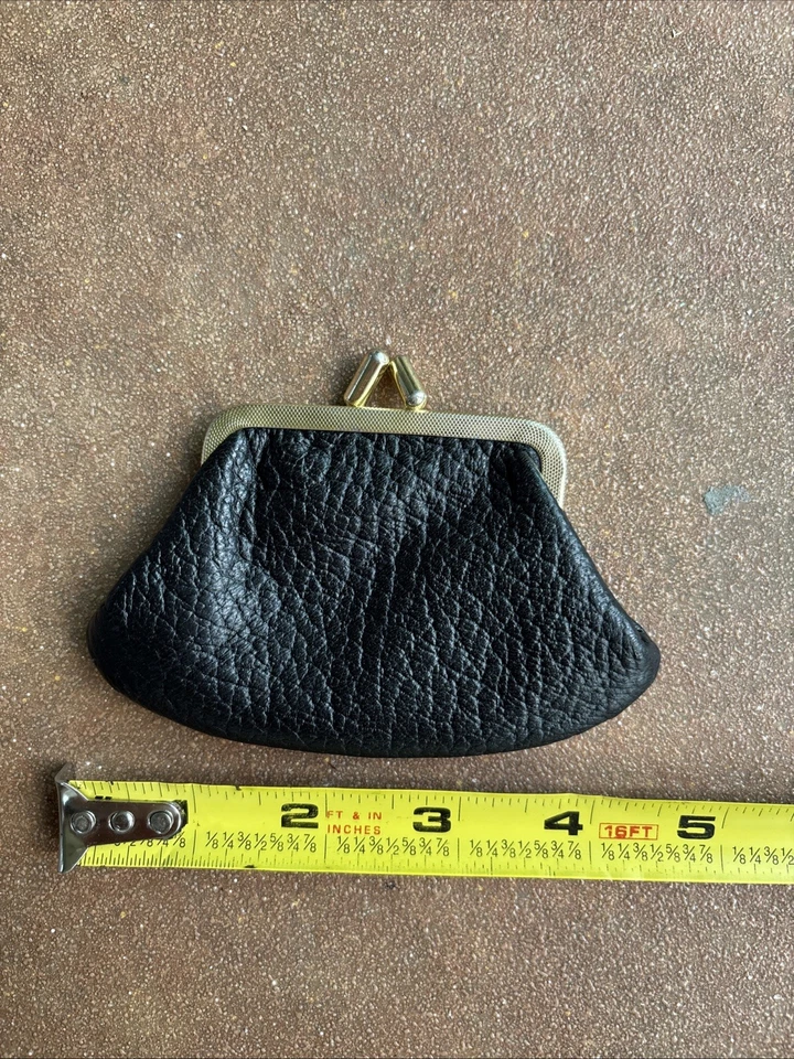 Monedero vintage de guijarros negros con cierre de beso monedero tono dorado herrajes cuero 1960 Foto 3 de 4