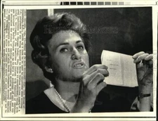 1970 Press Photo Mrs. Cora Weiss shows a form at news conference in Chicago